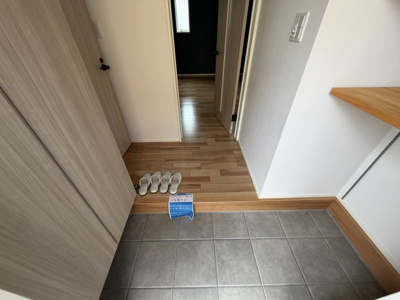 【玄関】 | さいたま市岩槻区城南４丁目戸建 | シンプルで使いやすい玄関です