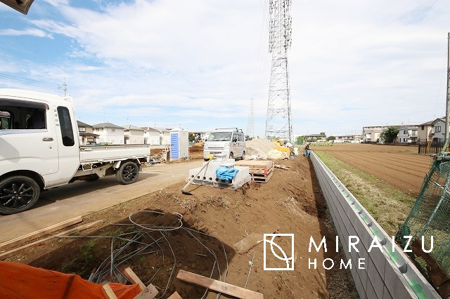 【前面道路含む現地写真】 | 陽の光をたっぷりと浴びながら気持ち良く生活が出来ます。夢のマイホーム、夢ではなく実現出来ます！見学・ご相談等、お気軽にご連絡下さい。