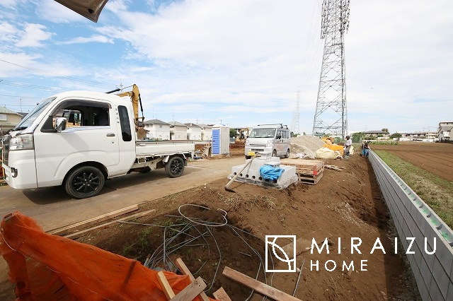 【外観】 | 運転が不安な方も安心な前面道路、きちんと幅員のある道路は女性にも安心です。整備されている道路は気持ちも良いですね♪
