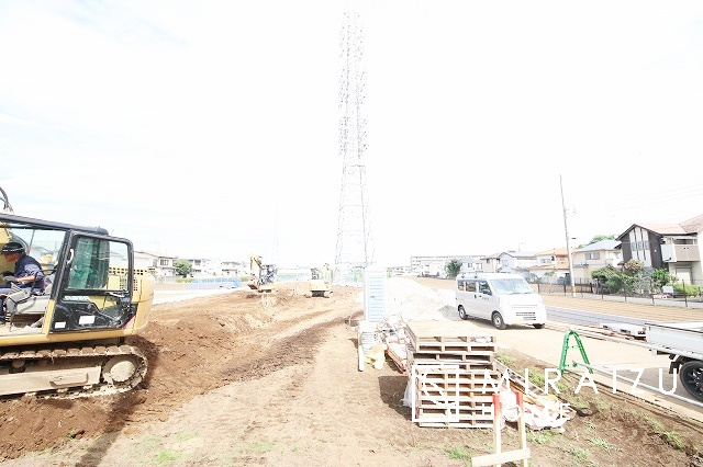 【前面道路含む現地写真】 | お車の運転に自信のない方でも安心かなと思います。とても解放感があり、日当たりも気持ちよさそうです。

