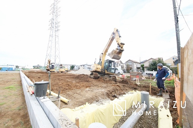 【前面道路含む現地写真】 | 通勤や家族の送迎など、毎日の生活にマイカーが欠かせない方にとって駐車場は大事な条件。敷地内にカースペースがあれば、お出かけやお買い物の際の搬入出も楽々です。
