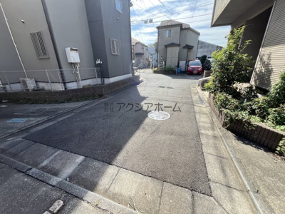 【前面道路含む現地写真】 | 東村山市恩多町5丁目　中古一戸建　～LDKゆったり18帖～