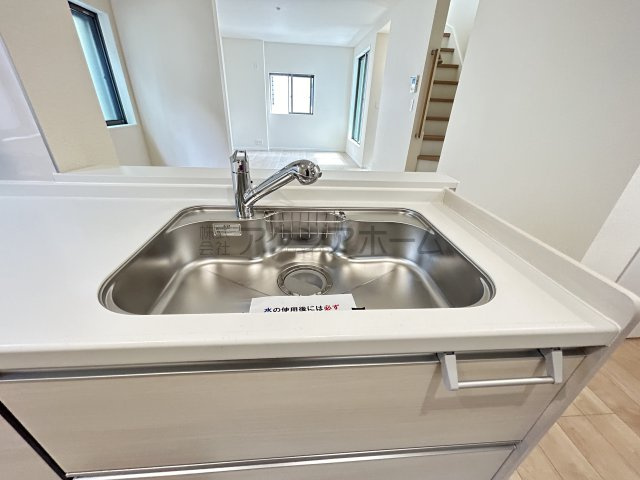 東村山市本町1丁目・全2棟　新築未入居一戸建　2号棟のキッチン|浄水器付水栓