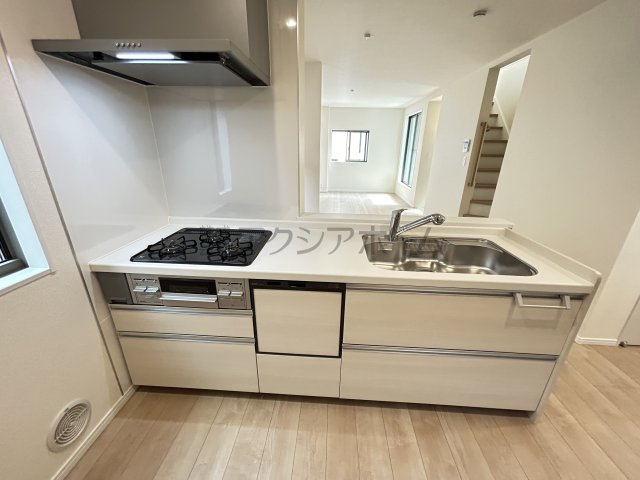 東村山市本町1丁目・全2棟　新築未入居一戸建　2号棟のキッチン|リビングを見渡せる対面キッチン・食洗機付きです。