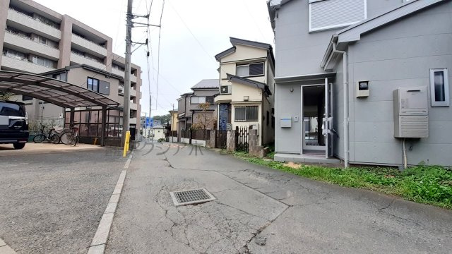 所沢市宮本町2丁目　中古一戸建　～LDK13.5帖～の前面道路含む現地写真