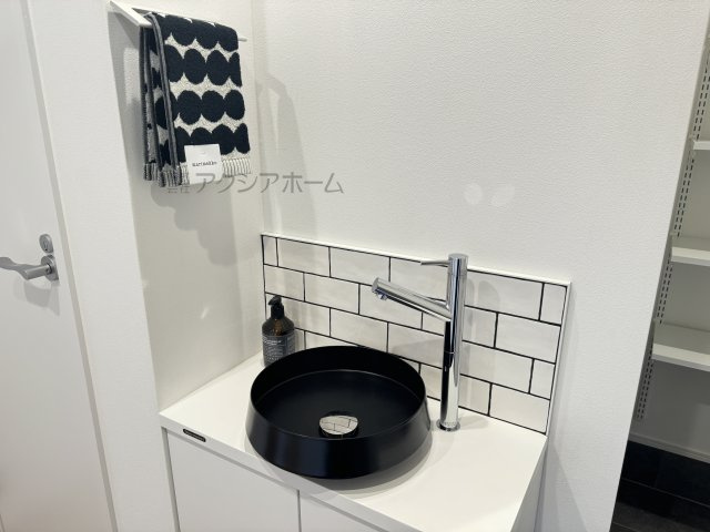 東大和市芋窪5丁目・全3棟　新築未入居一戸建　1号棟の洗面所|1階手洗器