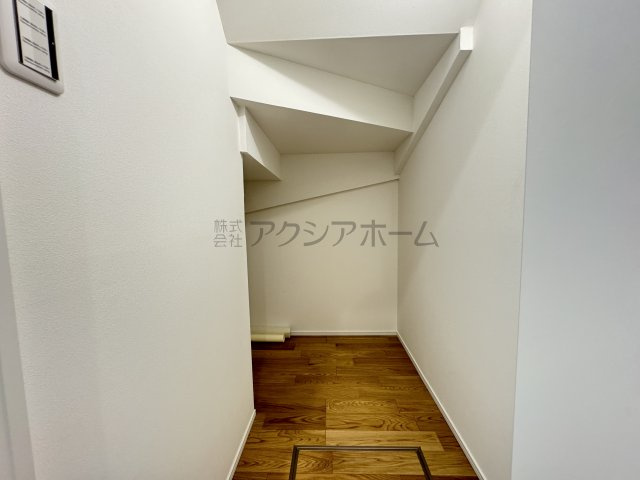 東大和市芋窪5丁目・全3棟　新築未入居一戸建　1号棟の収納|1階階段横の収納スペース