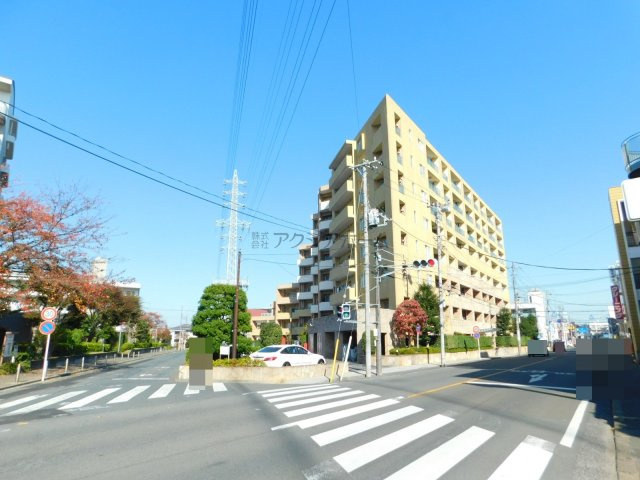 ユアコート新所沢エルグリーンの外観|前面道路広く開放感ある立地