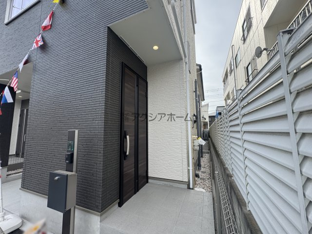 所沢市弥生町・全2棟　新築一戸建　A号棟　～3階建～の玄関|現地写真（2025年11月20日撮影）