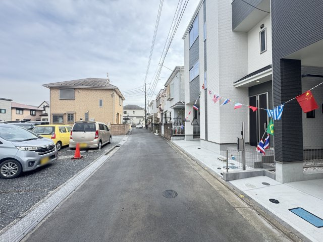所沢市弥生町・全2棟　新築一戸建　B号棟　～3階建～の玄関|現地写真（2025年10月30日撮影）