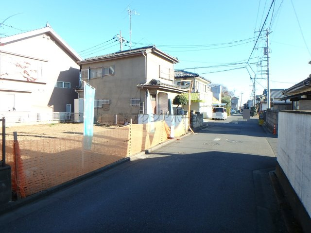 入間市豊岡4丁目・全1区画　建築条件なし土地　～買物便利～の前面道路含む現地写真|前面道路は交通量が少なく安全です♪