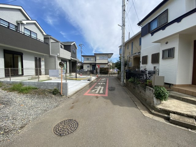 所沢市岩岡町・全2棟　新築一戸建　1号棟　～並列駐車2台可～の前面道路含む現地写真