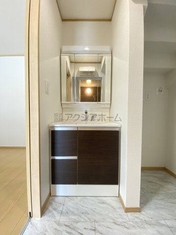 所沢市岩岡町・全2棟　新築一戸建　1号棟　～並列駐車2台可～の独立洗面台