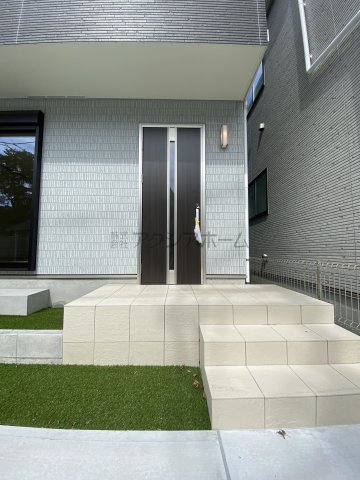 所沢市岩岡町・全2棟　新築一戸建　1号棟　～並列駐車2台可～の玄関