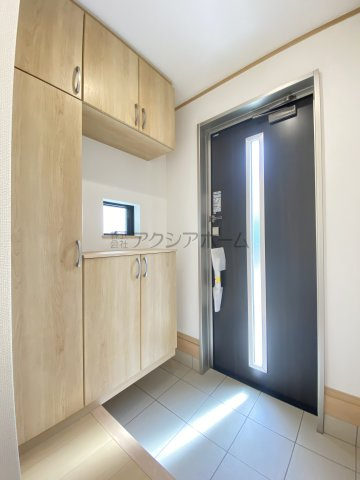 所沢市岩岡町・全2棟　新築一戸建　1号棟　～並列駐車2台可～の玄関