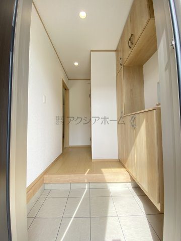 所沢市岩岡町・全2棟　新築一戸建　1号棟　～並列駐車2台可～の玄関