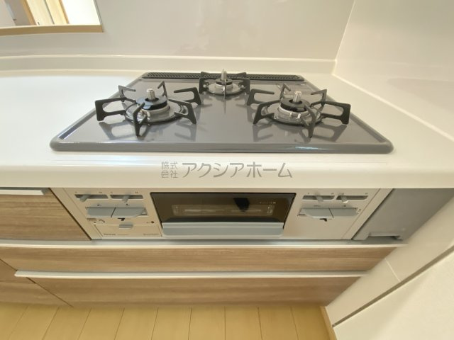 所沢市岩岡町・全2棟　新築一戸建　1号棟　～並列駐車2台可～のキッチン|3口コンロ