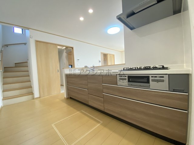 所沢市岩岡町・全2棟　新築一戸建　1号棟　～並列駐車2台可～のキッチン|床下収納