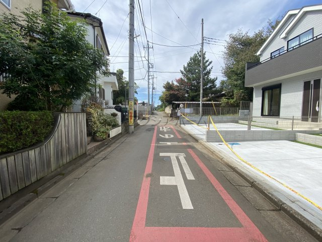 所沢市岩岡町・全2棟　新築一戸建　1号棟　～並列駐車2台可～の前面道路含む現地写真