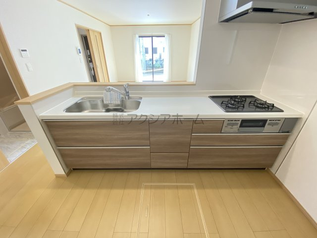 所沢市岩岡町・全2棟　新築一戸建　1号棟　～並列駐車2台可～のキッチン|家事動線のよい対面キッチン