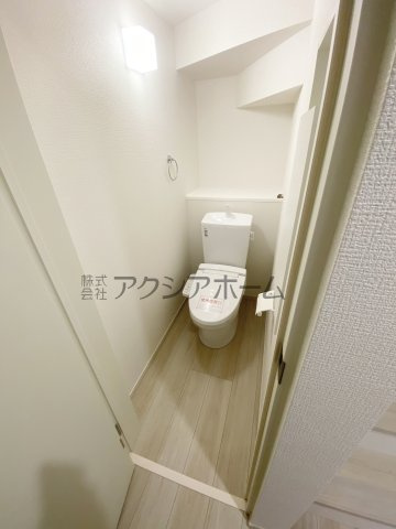 東村山市野口町3丁目・全1棟　新築一戸建　～LDK17帖～のトイレ|1階　階段下トイレ