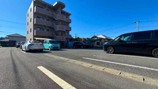 ラフィーネ壱番館の駐車場
