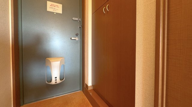 ラフィーネ壱番館の玄関