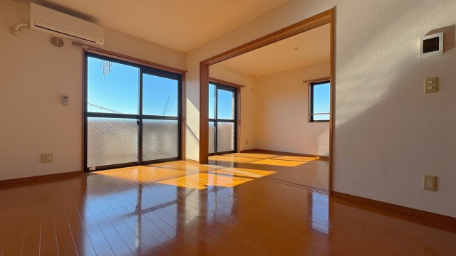 ラフィーネ壱番館の居間・リビング