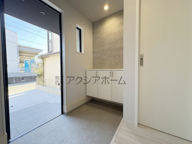 所沢市北原町・全1棟　新築一戸建　～LDK18.6帖～の玄関