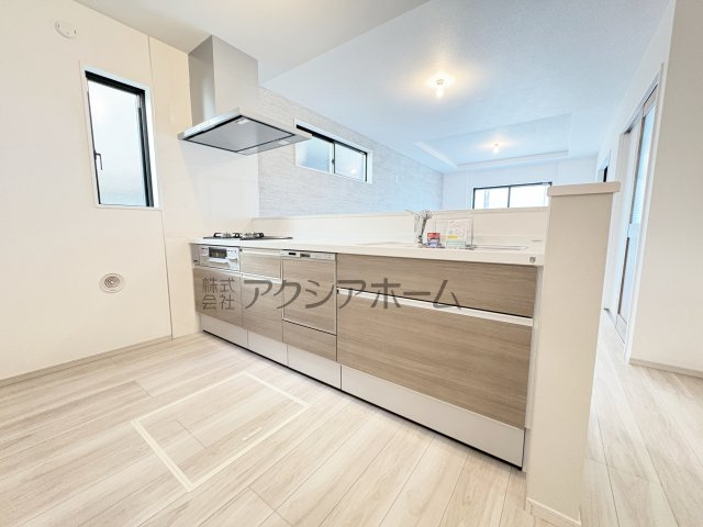 所沢市北原町・全1棟　新築一戸建　～LDK18.6帖～のキッチン|オープンエアなカウンタータイプの対面キッチン