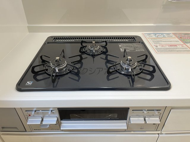 所沢市中富・全1棟　新築一戸建　～駐車並列3台可～のキッチン|3口コンロ