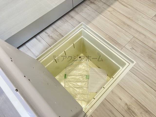 所沢市中富・全1棟　新築一戸建　～駐車並列3台可～のキッチン|床下収納