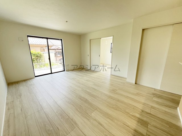 所沢市中富・全1棟　新築一戸建　～駐車並列3台可～の居間・リビング