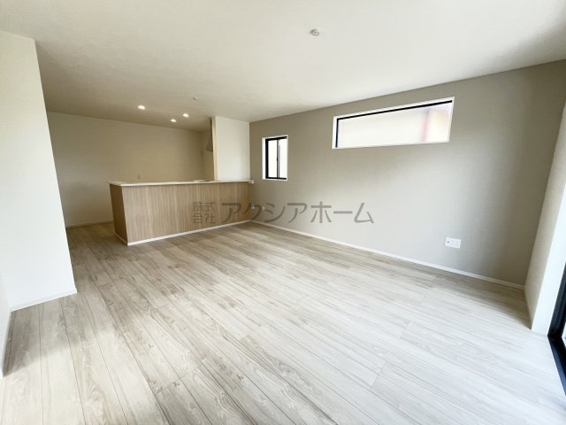 所沢市中富・全1棟　新築一戸建　～駐車並列3台可～の居間・リビング|陽当たり良好のLDK17帖