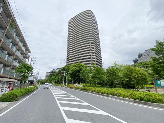 アイムふじみ野タワー西館の外観|周辺は視界の開けた整った街並みが広がっております。