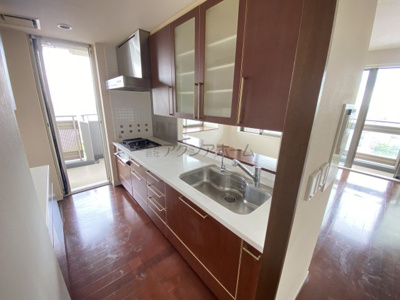 【キッチン】 | アイムふじみ野タワー西館 | 収納力のあるカップボード付きのシステムキッチン