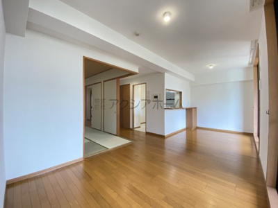 【居間・リビング】 | ヴィルヌーブ新所沢 | 南東角部屋につき陽当たり通風良好のLDK14.2帖