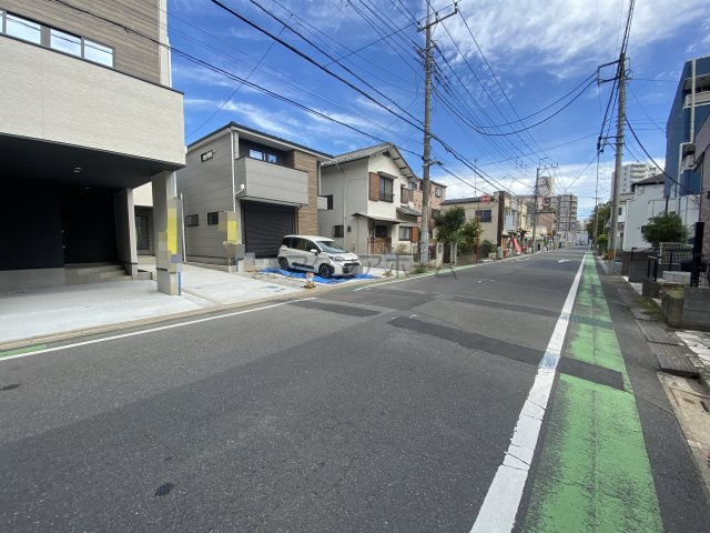 所沢市緑町4丁目・全3棟　新築一戸建　2号棟　～3階建～の前面道路含む現地写真