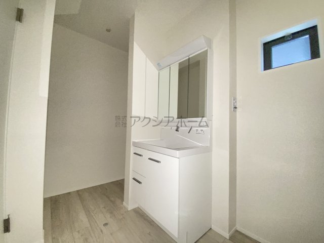 所沢市緑町4丁目・全3棟　新築一戸建　2号棟　～3階建～の独立洗面台