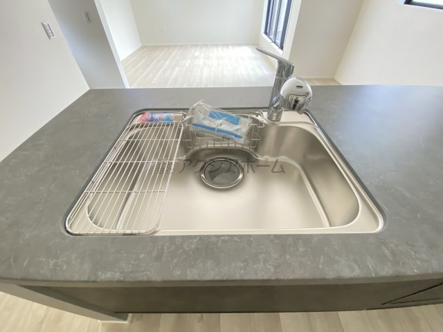 所沢市緑町4丁目・全3棟　新築一戸建　2号棟　～3階建～のキッチン|浄水器付水栓