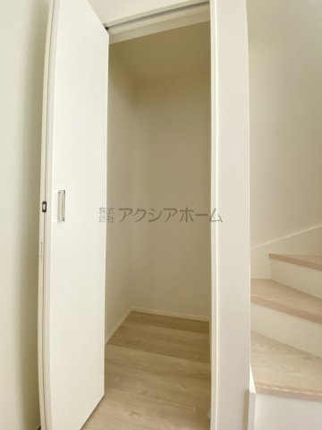 所沢市緑町4丁目・全3棟　新築一戸建　2号棟　～3階建～の収納|2Fリビング収納