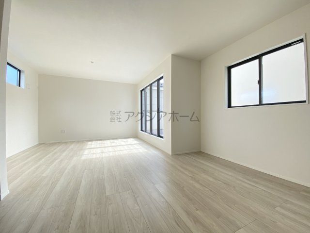 所沢市緑町4丁目・全3棟　新築一戸建　2号棟　～3階建～の居間・リビング