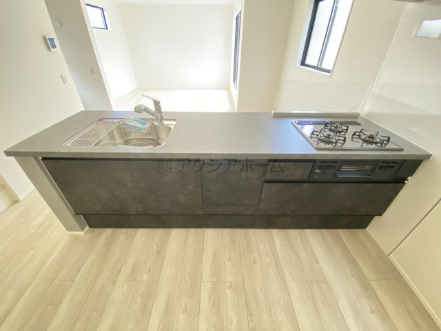 所沢市緑町4丁目・全3棟　新築一戸建　2号棟　～3階建～のキッチン|リビングを見渡せる対面キッチン・食洗機付きです。
