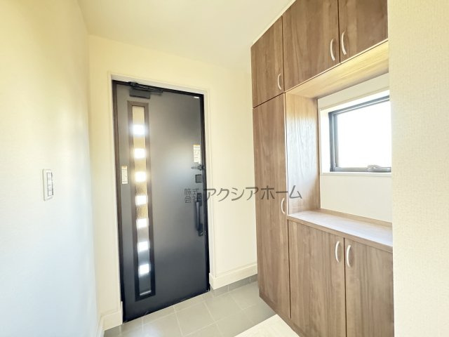 所沢市山口・全2棟　新築一戸建　2号棟　～和室あり～の玄関