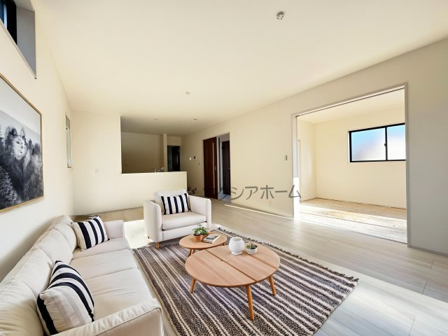 所沢市山口・全2棟　新築一戸建　2号棟　～和室あり～の内装|陽当たり良好のLDK14.2帖（家具はCG画像での表示になります）