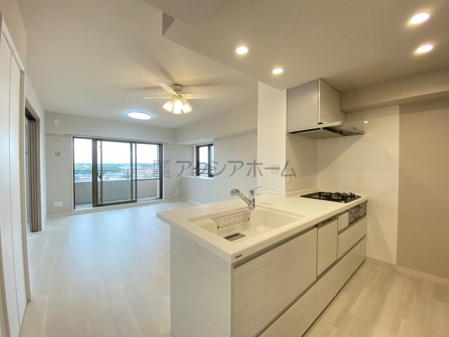 コスモシティ新所沢けやき台の居間・リビング|キッチンからのリビング