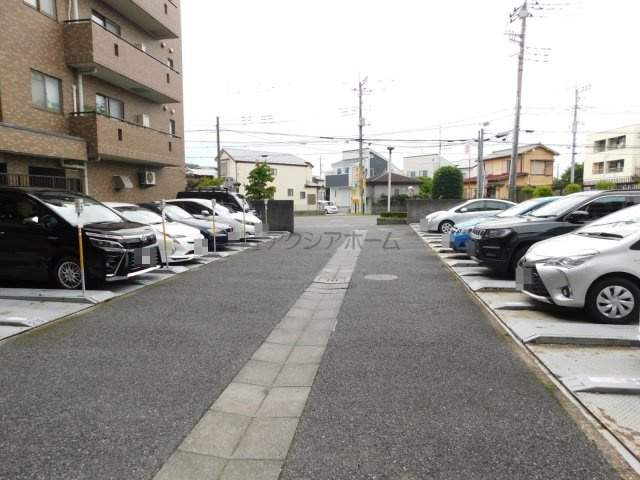 リーベスト所沢の駐車場