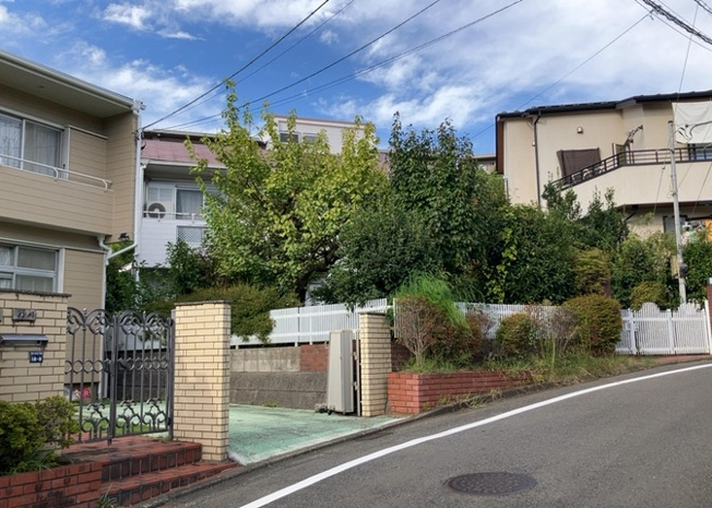 【外観】 | 現地に行くなら、物件の周囲の地形がどうなっているかを見ることも大切です。周辺より低くなっている土地では、大雨などで水が集まりやすいため、地盤が弱くなっているということも考えられるため、注意が必要です。