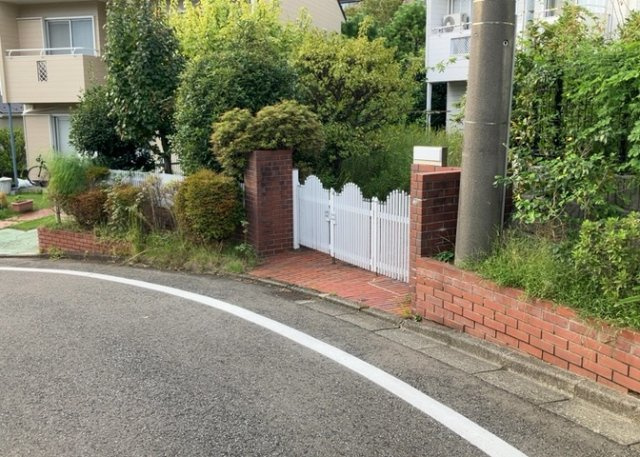 【外観】 | 人が暮らすうえで日光は大切な要素となります。日当たりの良さは譲れないポイントですね。併せて近くに大きな建築物の建築予定がないか、あるいはそれが可能な土地が近くにないか事前に確認することもお勧めします。