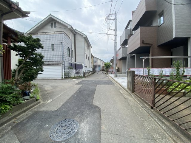 所沢市けやき台1丁目・全2棟　新築一戸建　2号棟の前面道路含む現地写真